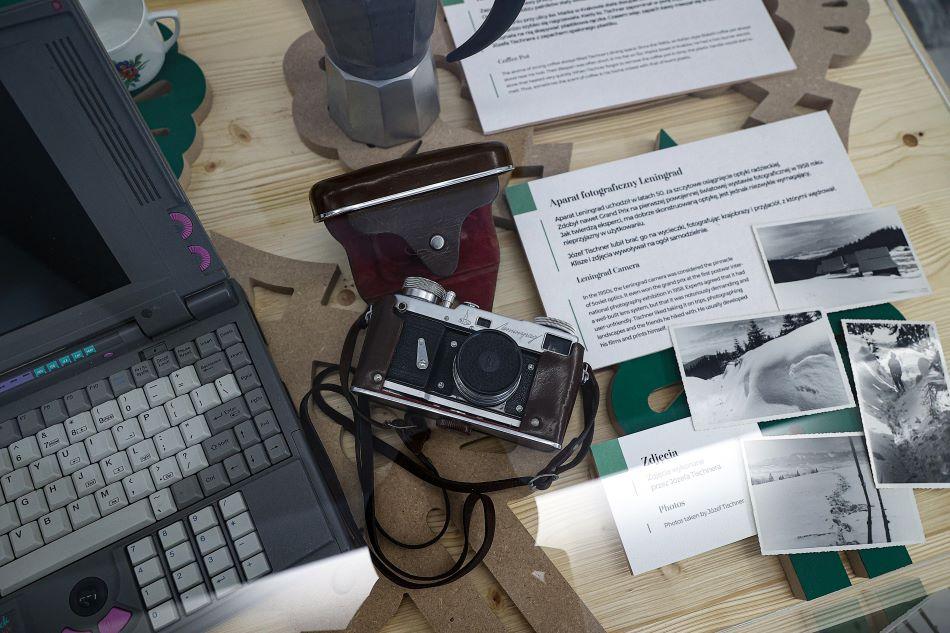 Wystawa „Tischner – doświadczenie 2025” w Senacie RP. Aparat fotograficzny i laptop, których używał ks. Tischner  