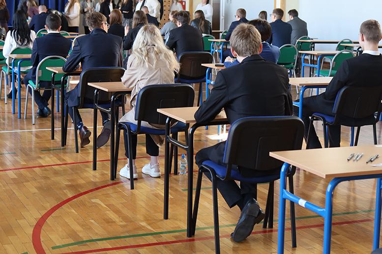 Pobrane Egzamin maturalny szkolny - uczniowie siedzący w ławkach