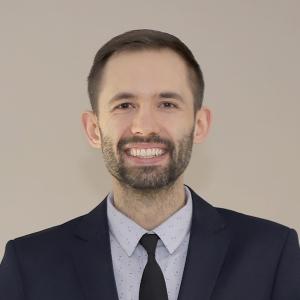 Zdjęcie portretowe Artura Modlińskiego, prelegenta podczas spotkania z cyklu HumanTech Meetings