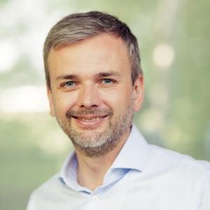 Zdjęcie portretowe prof. Grzegorza Mazurka, panelisty podczas spotkania HumanTech Meeting na Uniwersytecie SWPS