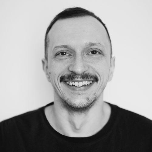 Dr Konrad Bocian z Wydziału Psychologii Uniwersytetu SWSPS; zdjęcie portretowe, czarno-białe