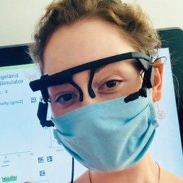 Zdjęcie portretowe Katarzyny Wisieckiej w eyetrackerze i masce