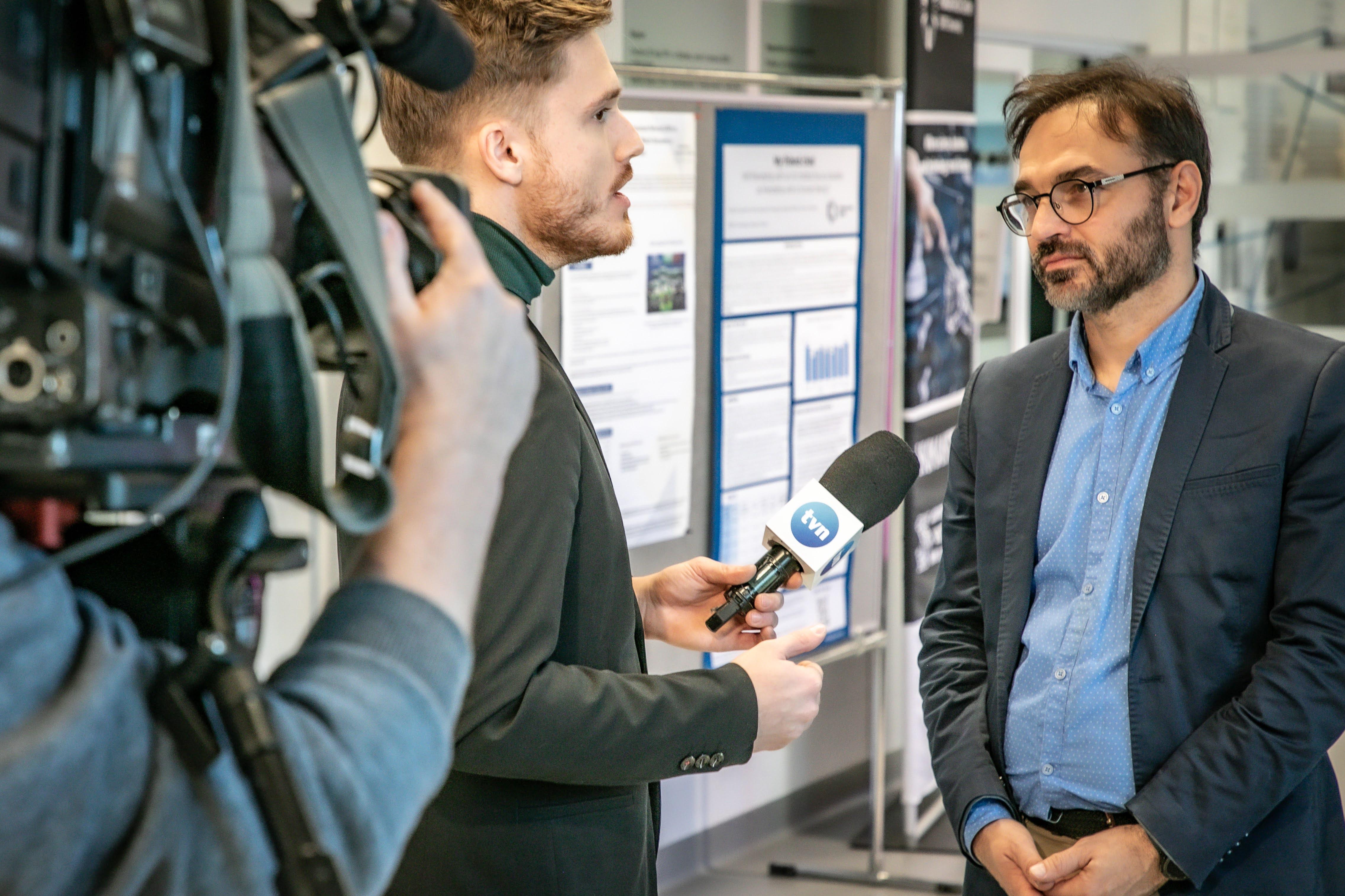 Konrad Maj i dziennikarze podczas HumanTech Summit 2025