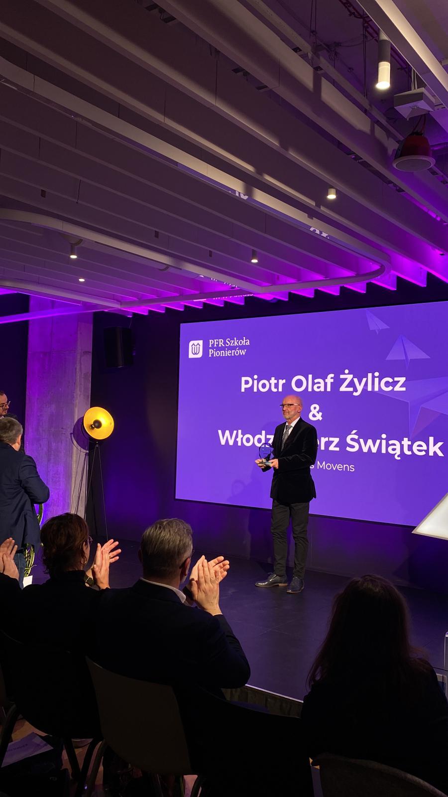 Doktor Włodzimierz Świątek odbiera nagrodę Spiritus Movens od Szkoły Pionierów PRF
