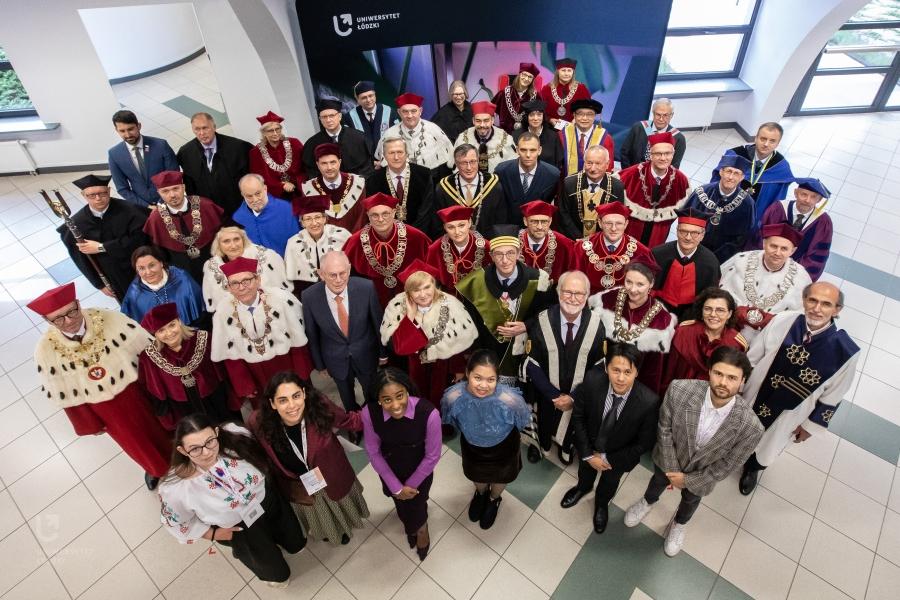 Uczestnicy konferencji na Uniwersytecie Łódzkim – zdjęcie zbiorowe