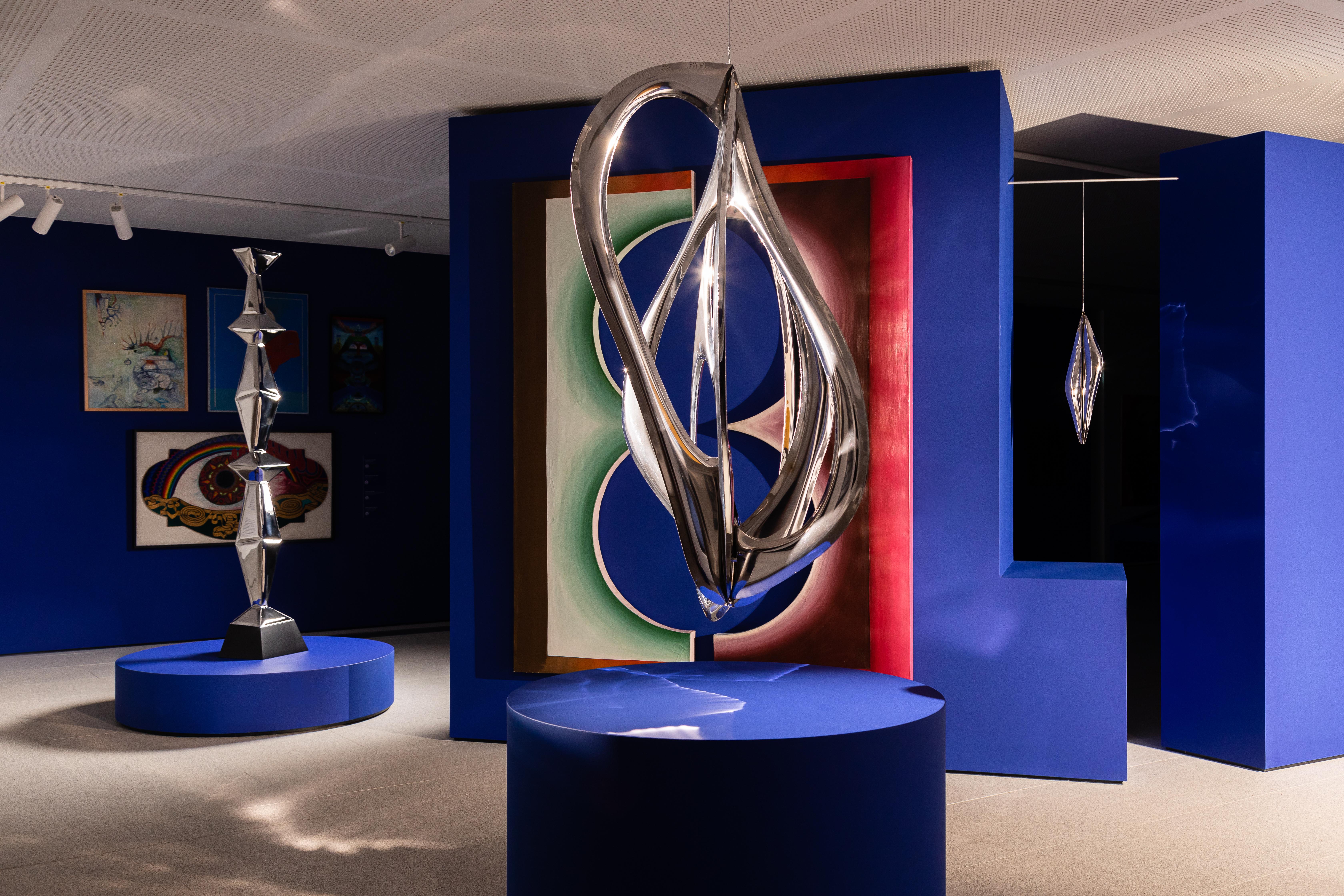 Zdjęcie wystawy Generacje w Muzeum Ziemi Lubuskiej, przedstawiające rzeźby Aorta, Crystal Totem i Revolve