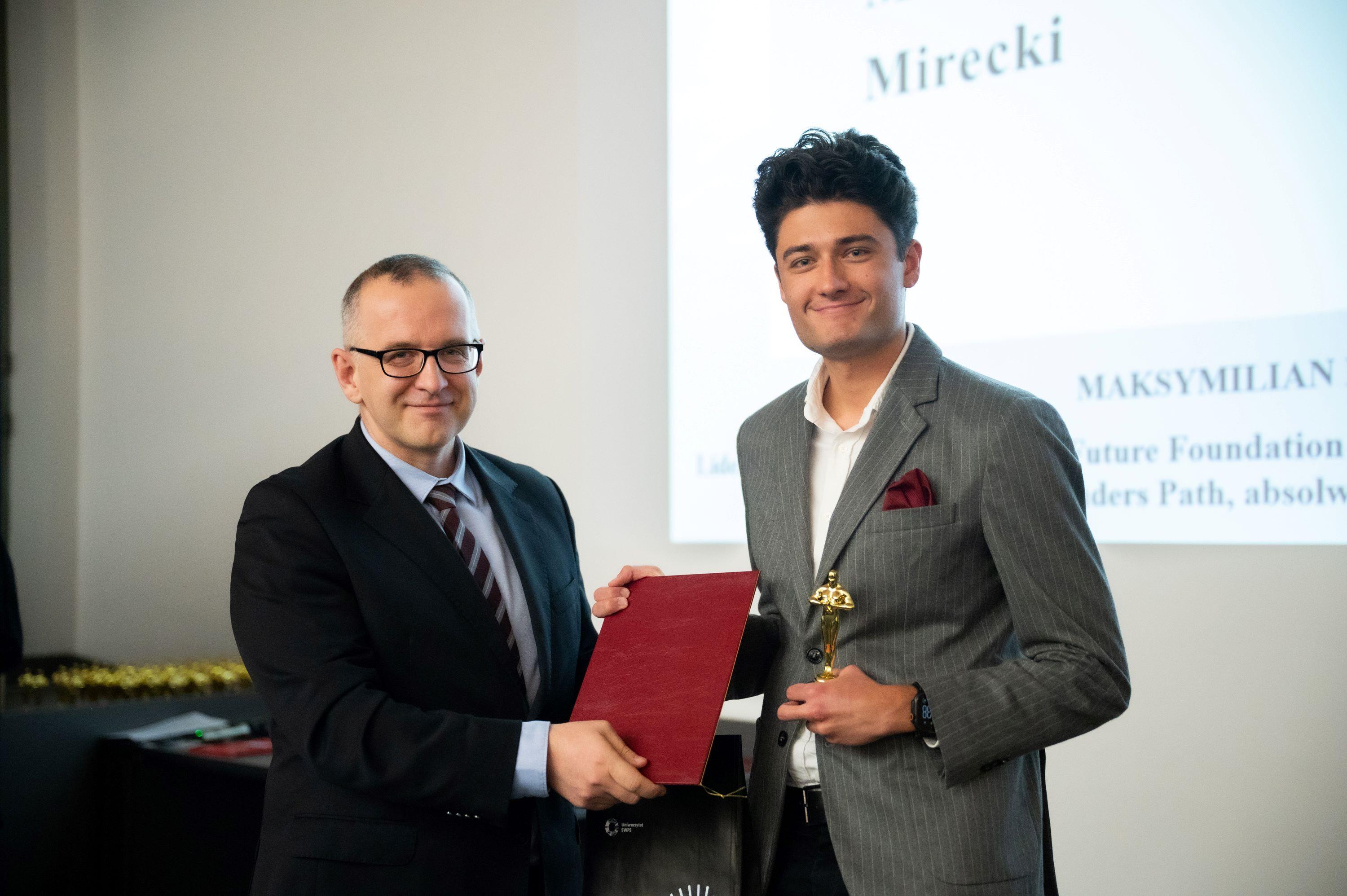Gala finałowa VII edycji Acts of Leadership Award. Maksymilian Mirecki pozuje z prof. Adamem Szpaderskim