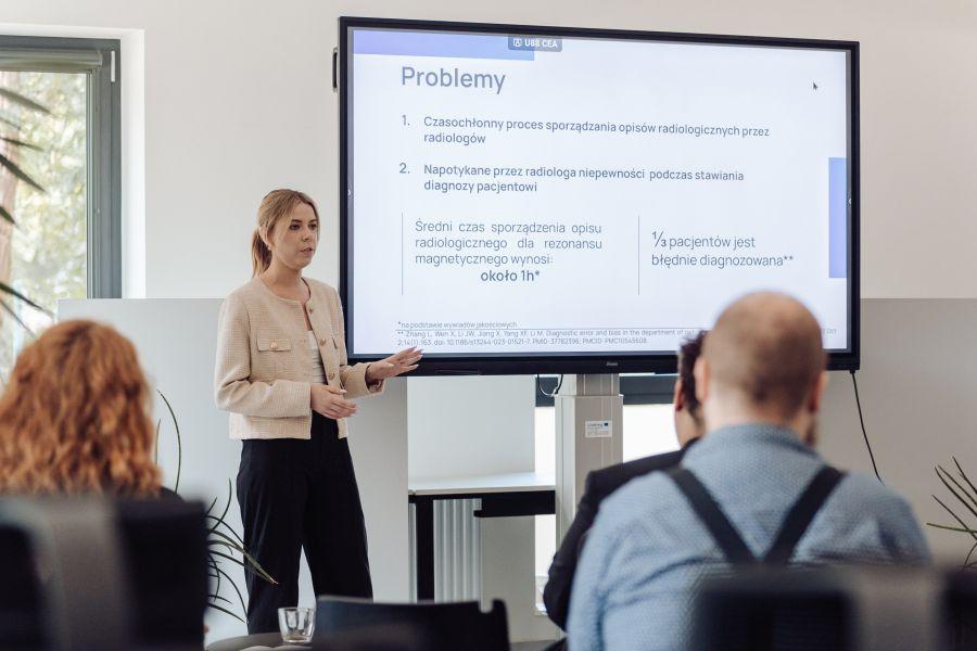 Jedna z autorek projektu prezentuje problemy, które rozwiąże RADportAI