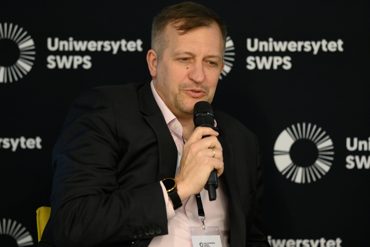 C. David DeBenedetti bierze udział w debacie dotyczącej jakości życia, która odbywa się na Uniwersytecie SWPS