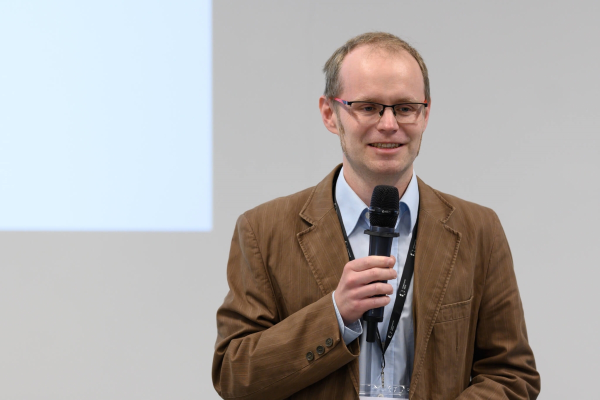 Dr Mikołaj Rogiński przemawia podczas konferencji "Innowacje społeczne" na Uniwersytecie SWPS w Warszawie