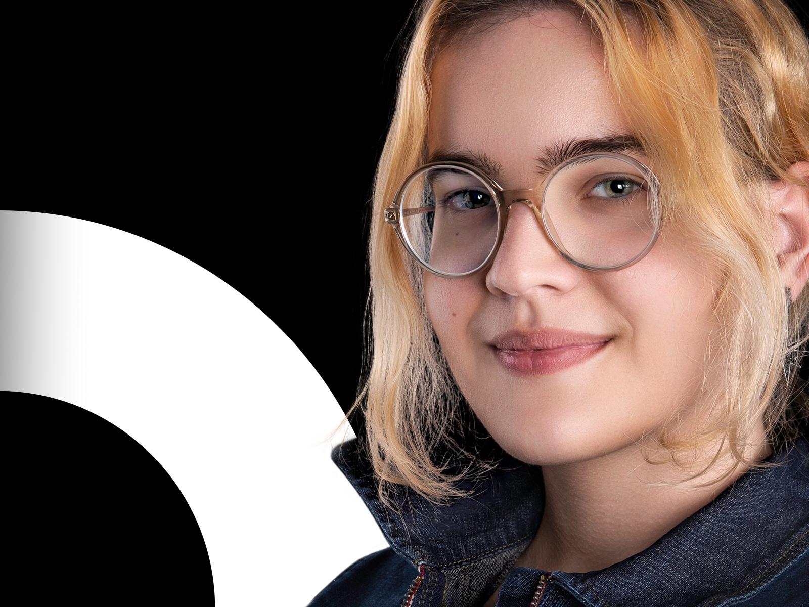 Zdjęcie przedstawiające Polę Pawlak, studentkę grafiki na Uniwersytecie SWPS