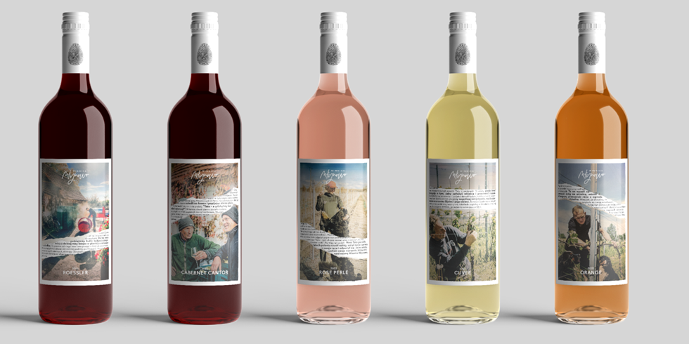 Pięć szklanych butelek wina o różnych rodzajach: Roessler, Cabernet Cantor, Rose Perle, Cuvee i Orange. Etykiety są stworzone ze zdjęć wykonanych w lokalnych winiarniach, zedytowanych w taki sposób, żeby wyglądały jak malowany obraz. Na szyjkach butelek jest ozdobny element w formie odcisku palca.